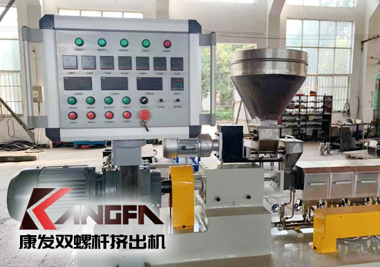 學(xué)校及實驗室用康發(fā)20型雙螺桿擠出機。該機型適用于學(xué)校及企事業(yè)單位高分子聚合物合成，混煉，配方研發(fā)，擠出造粒，配合其他試驗儀器一起使用！康發(fā)20型雙螺桿擠出機好用、實用、價又實！暢銷高校及企業(yè)試驗室！